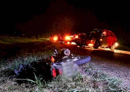 Casal morre após colisão entre carro e moto na BR-262