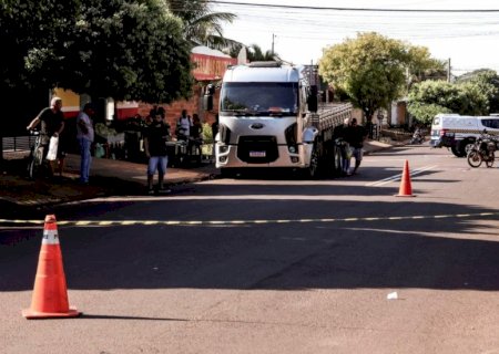 Motociclista morre após ser atingido por caminhão que invadiu