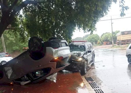 Motorista atinge viatura da polícia e carro capota em cruzamento