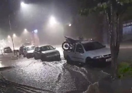Ivinhema - Chuva forte deixa região central e bairros debaixo d’água