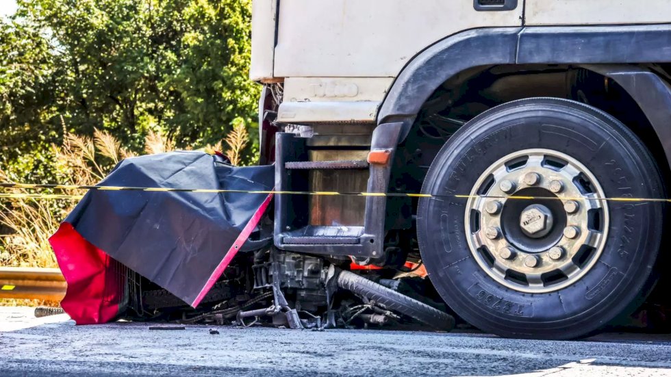 Motociclista morre após veículo bater de frente com caminhão na BR-163 e explodir