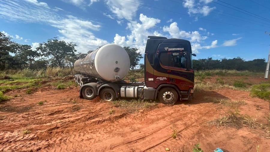 Condutor passa mal e carreta sai da pista na MS-134 próximo ao Assentamento Angico em Nova Andradina