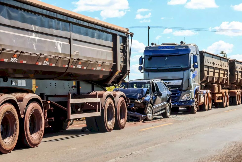 Caminhonete é prensada entre duas carretas em acidente na BR-262 e família fica ferida