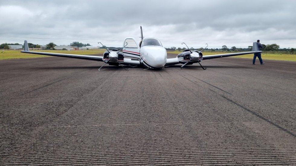 Avião de dupla sertaneja Jads e Jadson enfrenta falha durante pouso