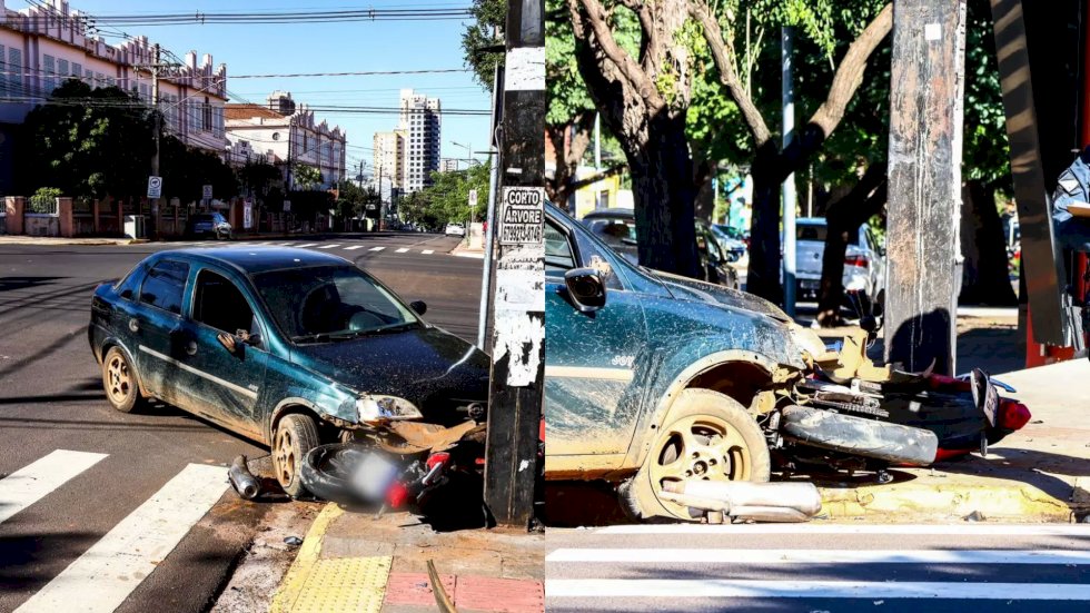 Rapaz se salva após moto ser arrastada e destruída por carro desgovernado no Centro