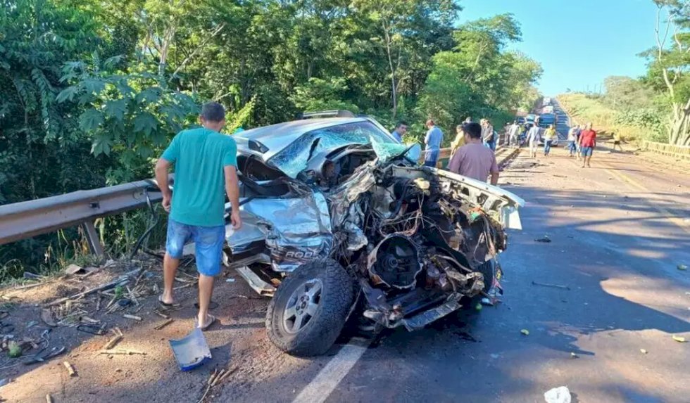 Um morre após carreta cair em ribanceira em acidente com 3 veículos