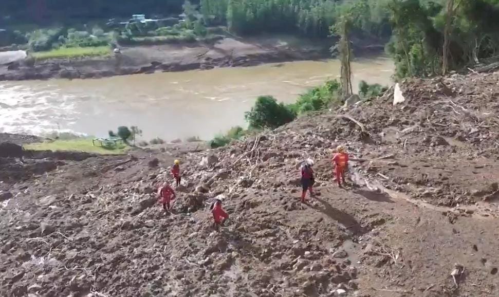 Bombeiros de MS e cadela Laika encontram duas vítimas soterradas durante escavações em RS