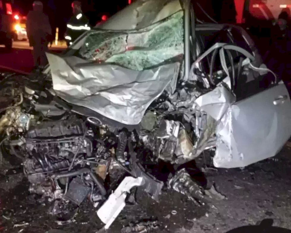 Motorista morre em carro completamente destruído após bater de frente em Scania