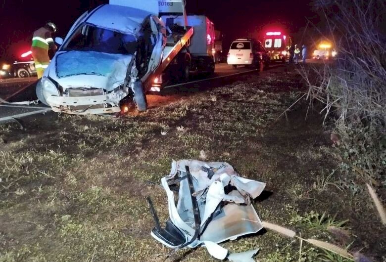 Motorista morre após colidir veículo em caminhão carregado de pintinhos