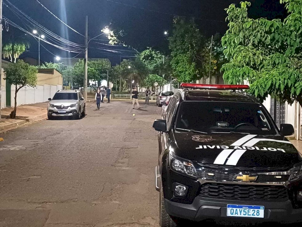 Homem tenta matar ex-mulher a facadas