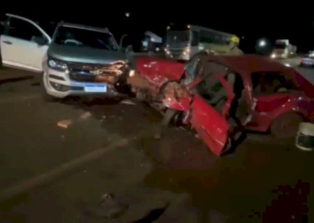 Motorista fica preso nas ferragens ao bater de frente com caminhonete