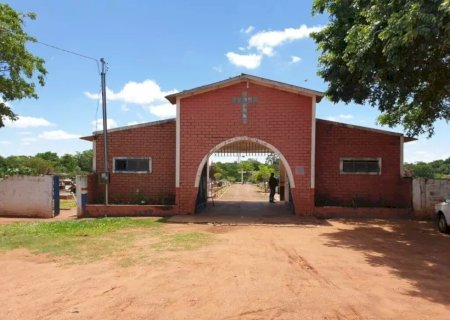 Corpos de bebê e adolescente são levados de cemitério