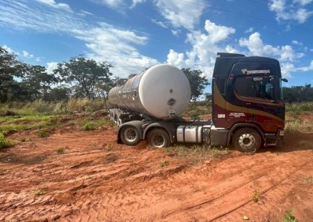 Condutor passa mal e carreta sai da pista na MS-134 próximo ao Assentamento Angico em Nova Andradina