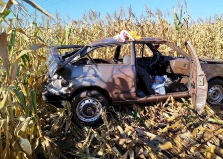 Motorista fica ferido após veículo capotar e parar no meio do milharal