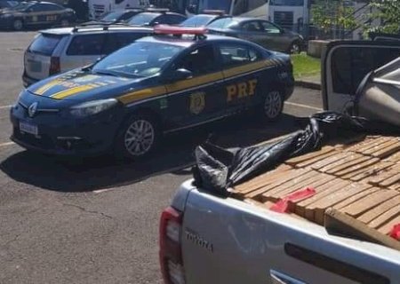 A PRF recuperou uma caminhonete Hilux e apreendeu 1420 kg de droga e uma pistola