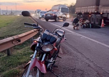 Motociclista é atropelada por carreta