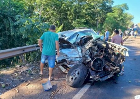 Um morre após carreta cair em ribanceira em acidente com 3 veículos