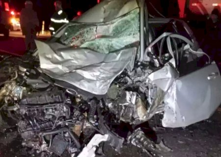 Motorista morre em carro completamente destruído após bater de frente em Scania