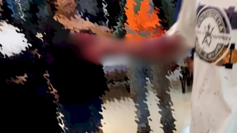 Homem ensanguentado invade velório, suja caixão e assusta família de morto