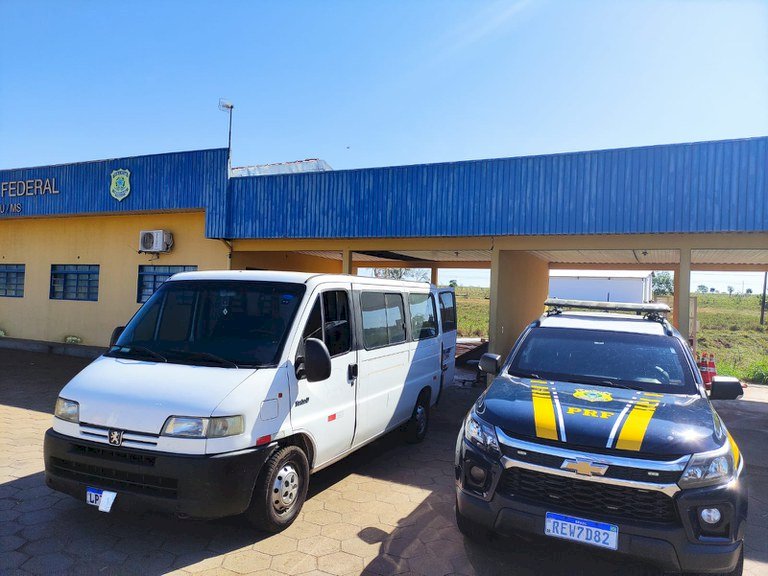 PRF recupera em Bataguassu van e carga furtada