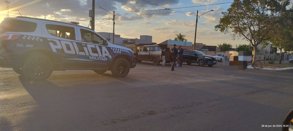 Ivinhema - Acidente envolvendo uma F-2.000 e uma bicicleta no bairro Solar do Vale,  deixa uma mulher com ferimentos leves