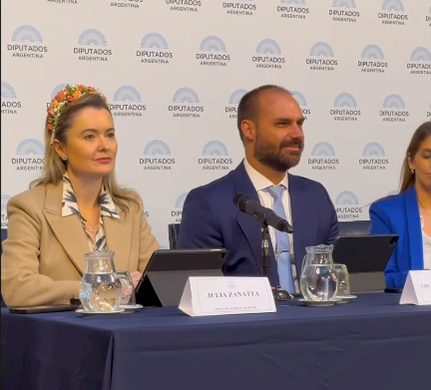 Eduardo Bolsonaro e outros deputados de direita viajam para Argentina e pedem asilo para fugitivos do 8 de janeiro