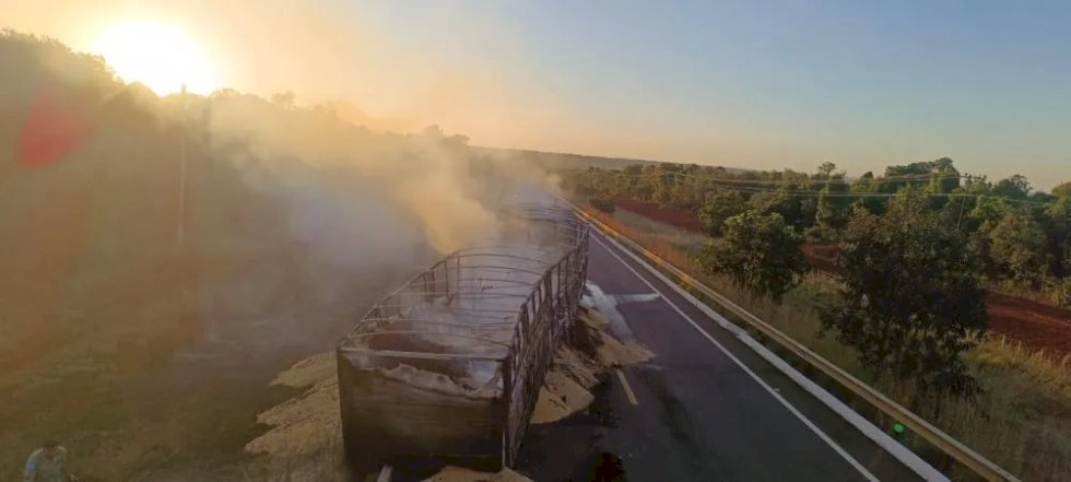 Carreta de milho é incendiada na MS-338, próximo à Bataguassu