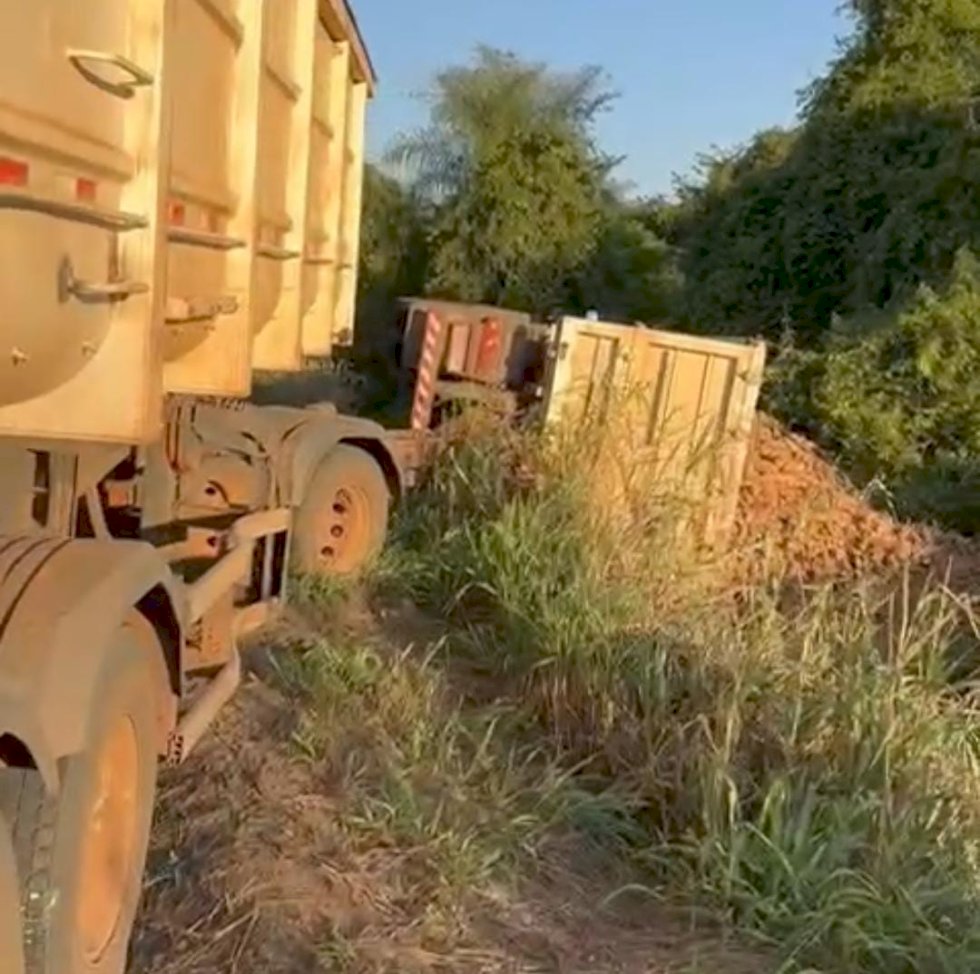 Carreta de Ivinhema se envolve em acidente na MS-480 e motorista sai ileso