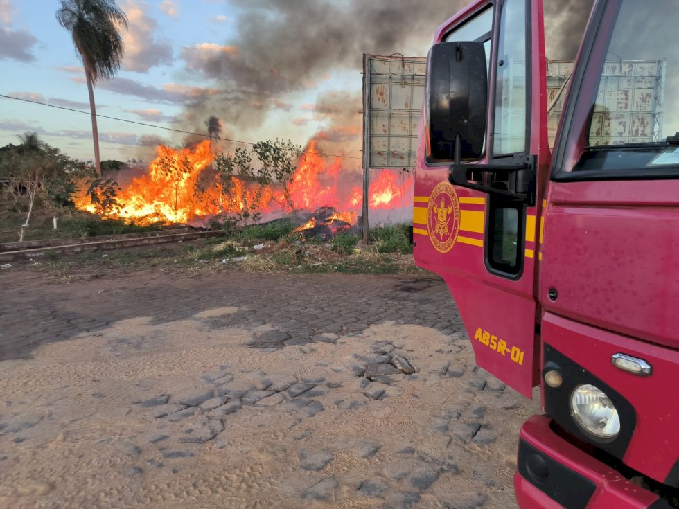 Carreta danifica rede elétrica e provoca incêndio em Nova Casa Verde