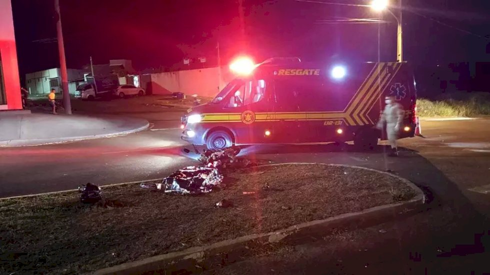 Motociclista de 55 anos atinge canteiro e morre