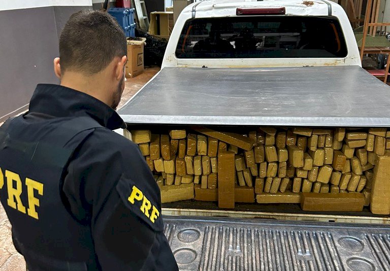 PRF apreende uma tonelada de maconha e recupera caminhonete