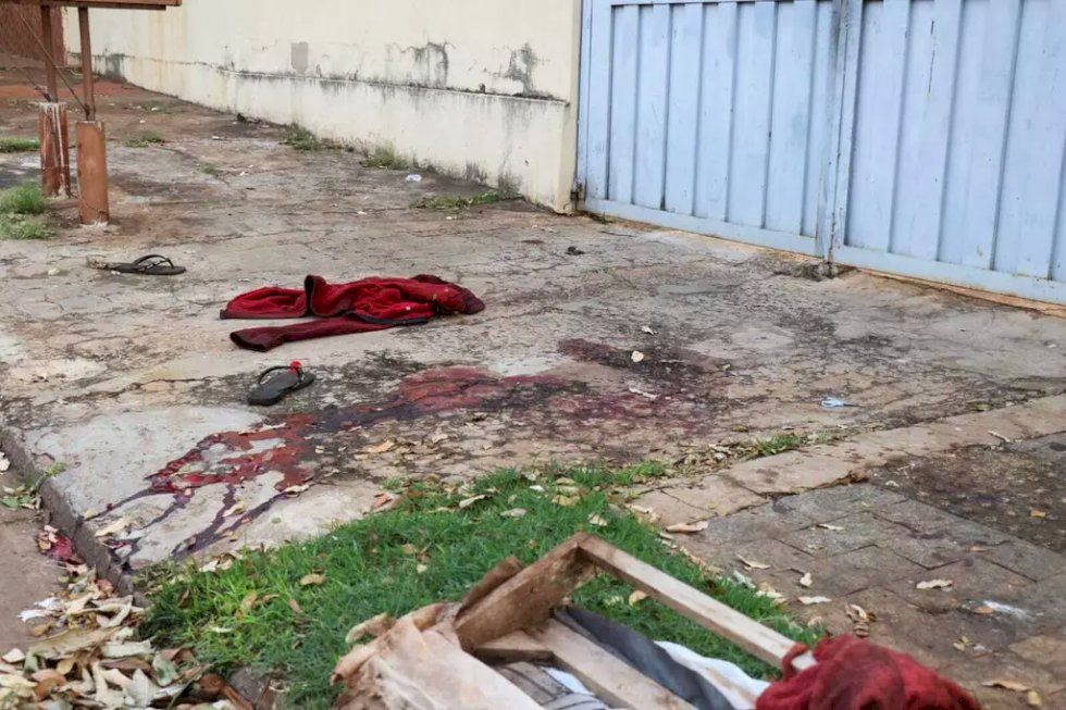 Mulher mata moradora de rua a facadas no rosto por ciúmes