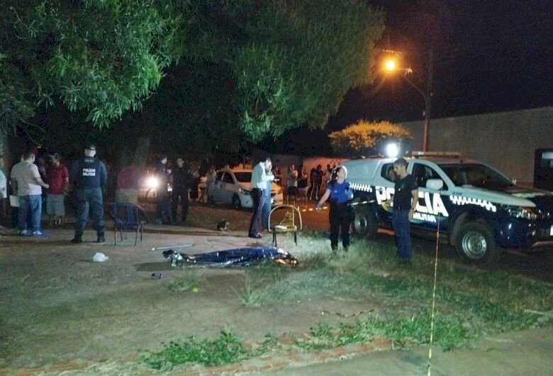 Mulher mata companheiro com golpe de faca no pescoço