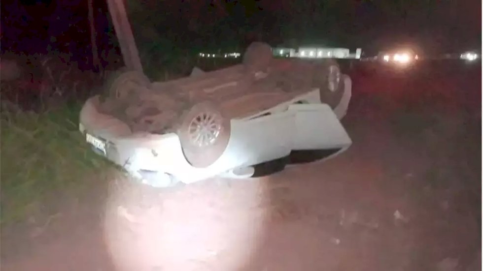 Bêbado, motorista perde controle da direção e capota carro em rodovia