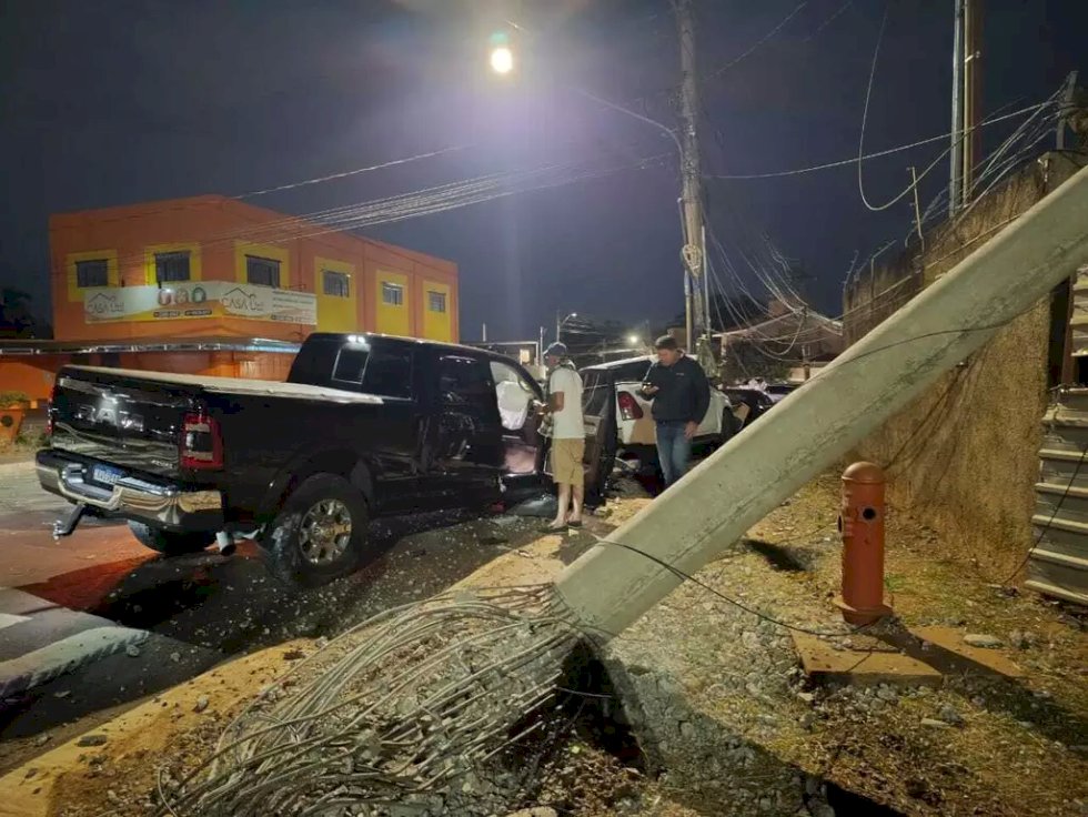 Caminhonete perde controle, arranca poste e deixa bairros sem luz