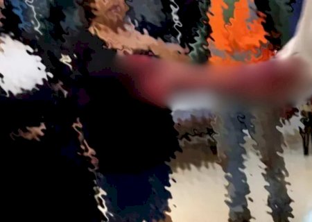 Homem ensanguentado invade velório, suja caixão e assusta família de morto