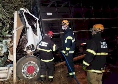 Condutor morre esmagado em colisão entre 2 caminhões