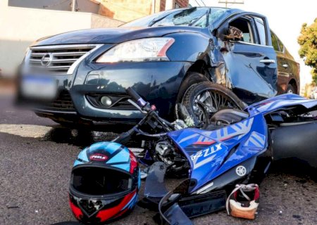 Motociclista é lançado a cinco metros ao ser atingido por carro