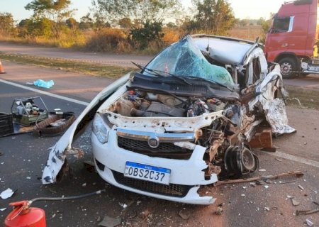 Colisão entre carreta e picape deixa um morto na BR-163