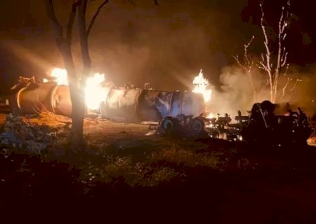 Acidente entre caminhão e carreta tem explosão e 2 motoristas em estado grave