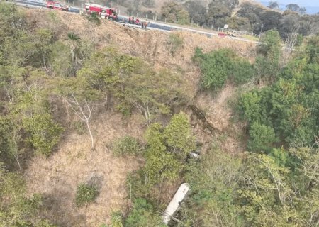 Motorista do MS morre em capotamento de caminhão com gás na SP-294