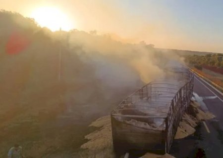 Carreta de milho é incendiada na MS-338, próximo à Bataguassu