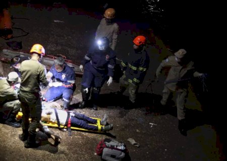 Carro cai no Rio Anhanduí e motorista é socorrido