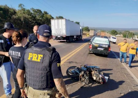 Motociclista morre ao invadir pista contrária e bater em caminhão boiadeiro