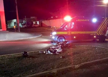 Motociclista de 55 anos atinge canteiro e morre