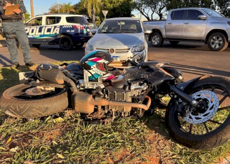 Ivinhema - Acidente entre carro e moto deixa motociclista com fratura na perna
