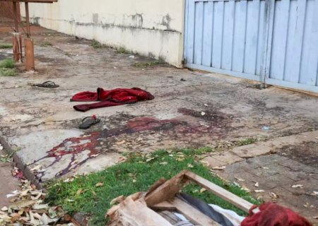 Mulher mata moradora de rua a facadas no rosto por ciúmes