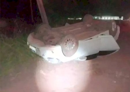 Bêbado, motorista perde controle da direção e capota carro em rodovia