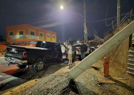 Caminhonete perde controle, arranca poste e deixa bairros sem luz