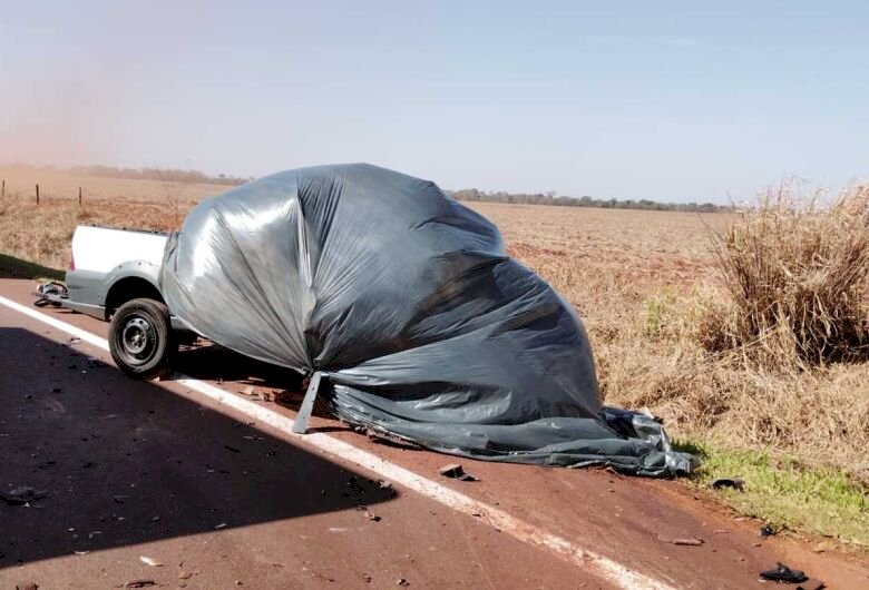 Colisão frontal entre carro e carreta deixa um morto na BR - 379